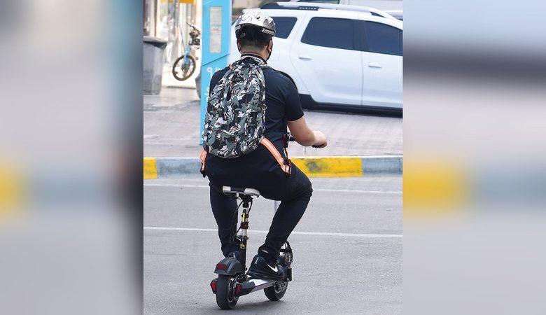 دليفري «البقالات» يزاحم المشاة على الأرصفة في أبوظبي 11 1667752992 image