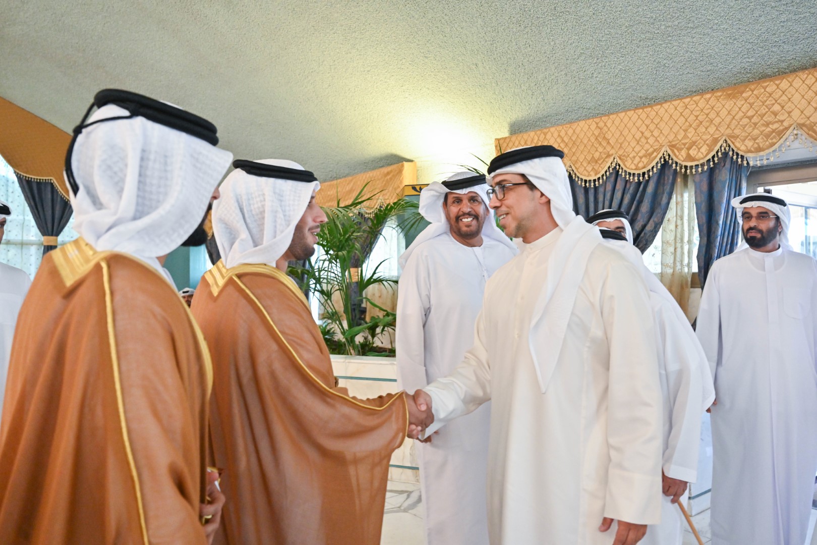 منصور بن زايد يحضر حفل زفاف نَجليْ محمد بن نعيف العامري في أبوظبي (صور) 1 1668190558 image