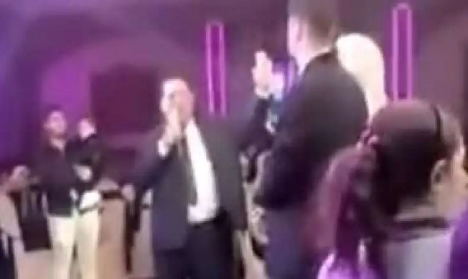 بعد الفضيحة .. والد عروس دمياط يعتذر بعد تطليق زوجته في زفاف ابنته 2 طلق زوجته في زفاف ابنته