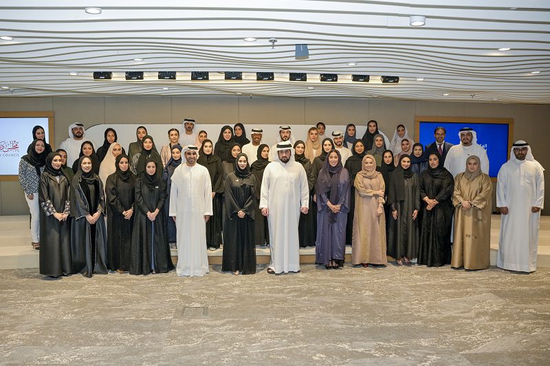 أحمد بن محمد يلتقي أول 100 خريج من برنامج تدريب الاتصال الحكومي بدبي (DXB500) 1 1670852401 image
