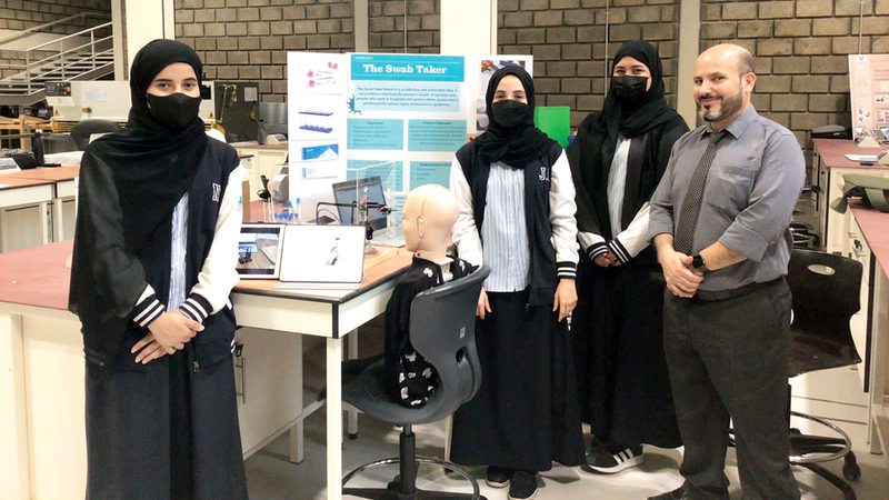 3 طالبات مواطنات يبتكرن ذراعاً آلية لأخذ المسحات الطبية 1 1671322333 image